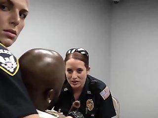 Хардцоре полиција групно јебање и међурасни дубока пенетрација милф (мама коју бих јебао) полицајци