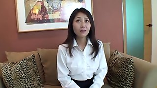 Јапанска милф (мама коју бих јебао) секретарица жели секс после посла